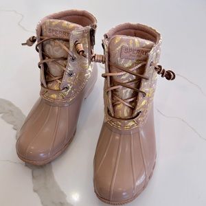 Sperry Women’s Saltwater Metallic Jacquard Duck Boot Size 8